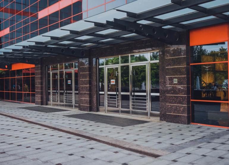 West Park: Вид входной группы снаружи